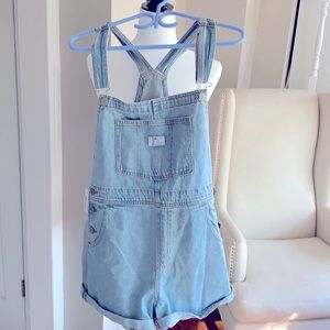 BNWT Levi’s Shorts Overalls